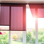 Installare zanzariere efficaci in una casa luminosa e moderna.